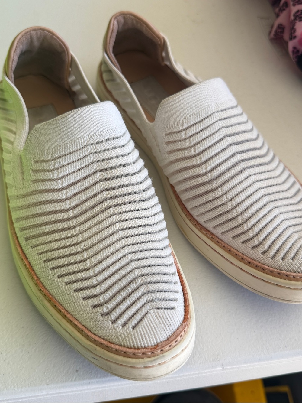 UGG Womens Ivory Knit Slip-On Loafers 7.5 Beachwear Casual